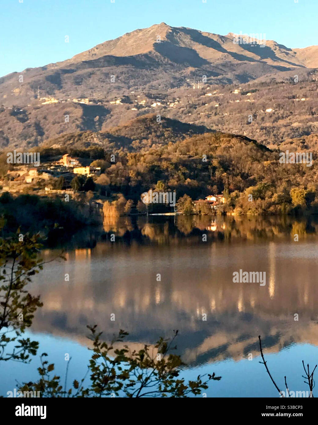 Paesaggio Lago di Reflection Montagne Piemonte Italia Foto Stock