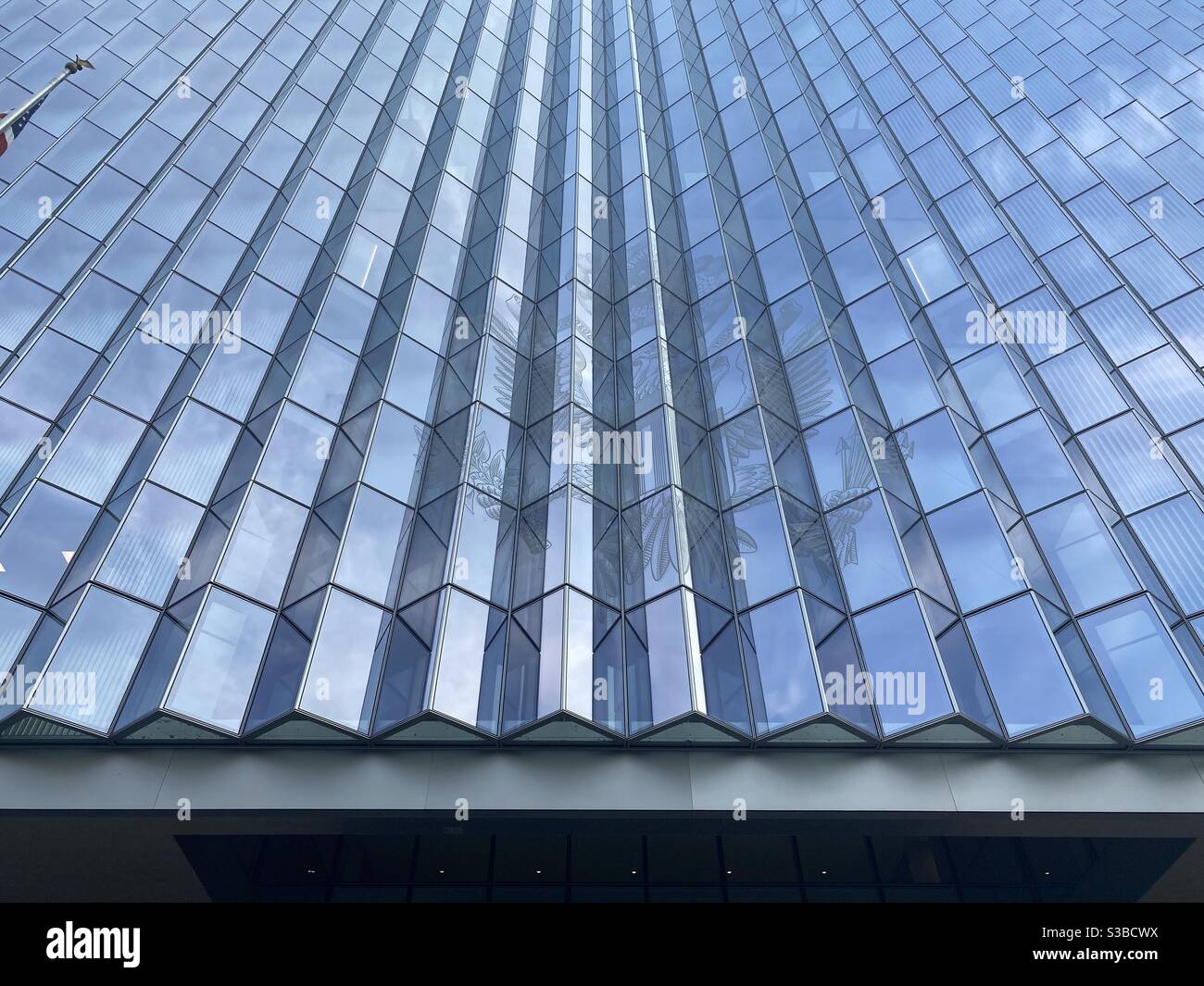 LOS ANGELES, CA, 2020 AGOSTO: Dettaglio delle finestre con la cresta dell'aquila degli Stati Uniti sull'edificio del Tribunale Federale di First Street nell'area del centro civico di Downtown Foto Stock