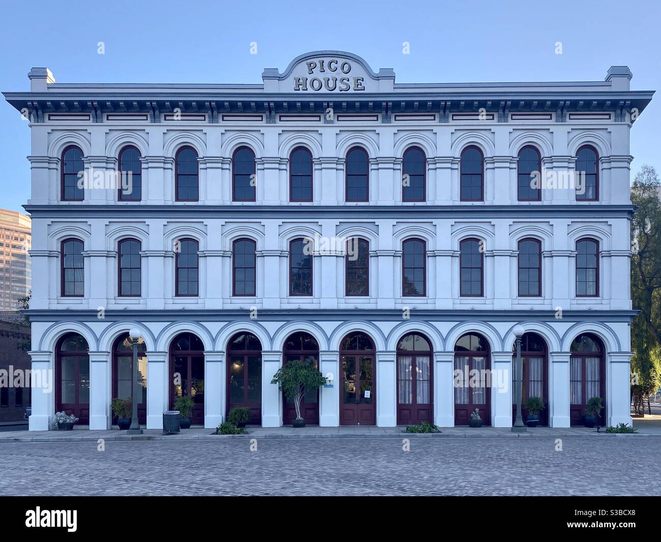 LOS ANGELES, CA, 2020 AGOSTO: Vista diretta con correzione della prospettiva, Pico House, uno degli edifici storici di El Pueblo de Los Angeles in centro Foto Stock