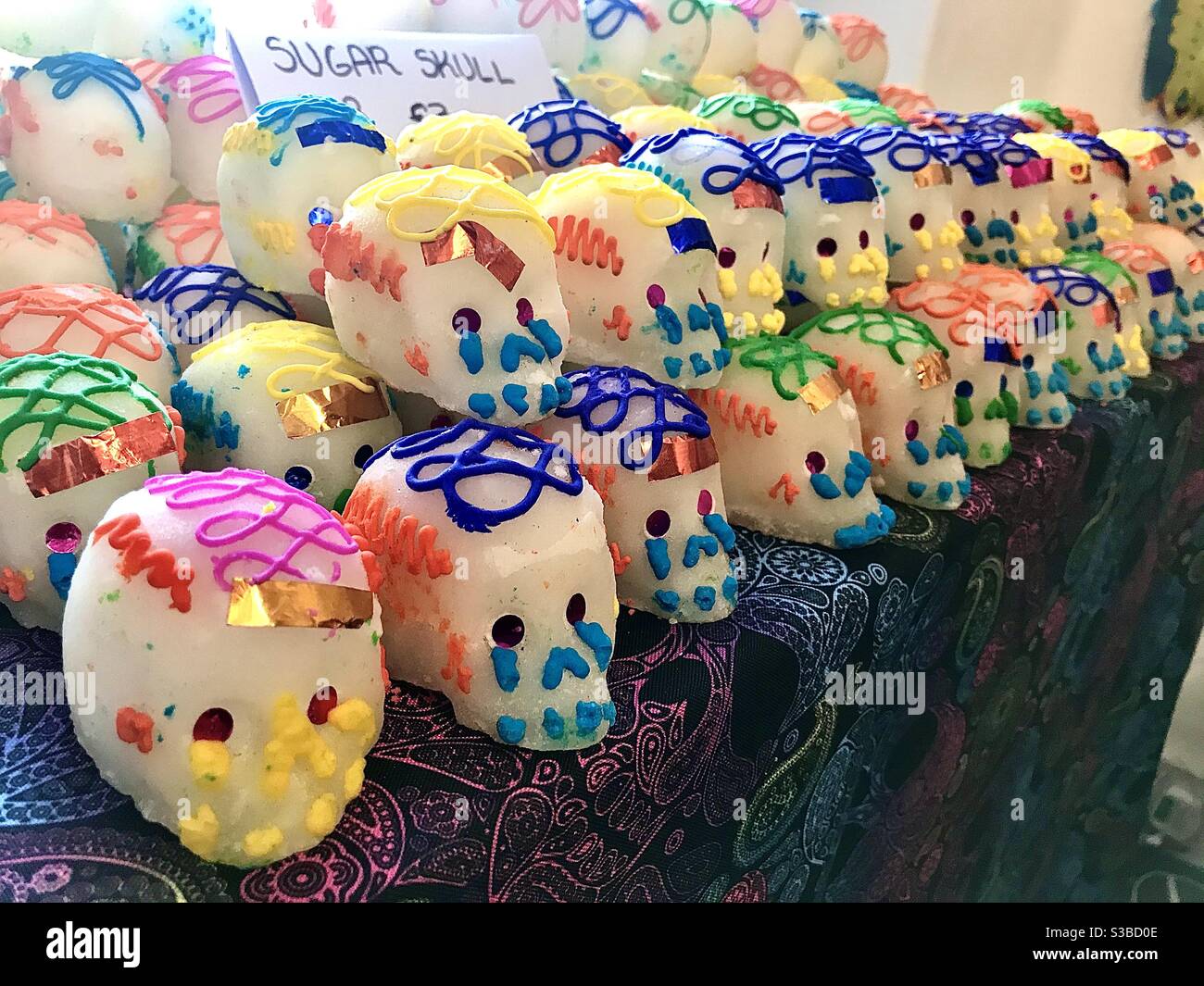 Teschi di zucchero per celebrare il giorno messicano dei morti (día de Muertos) Foto Stock