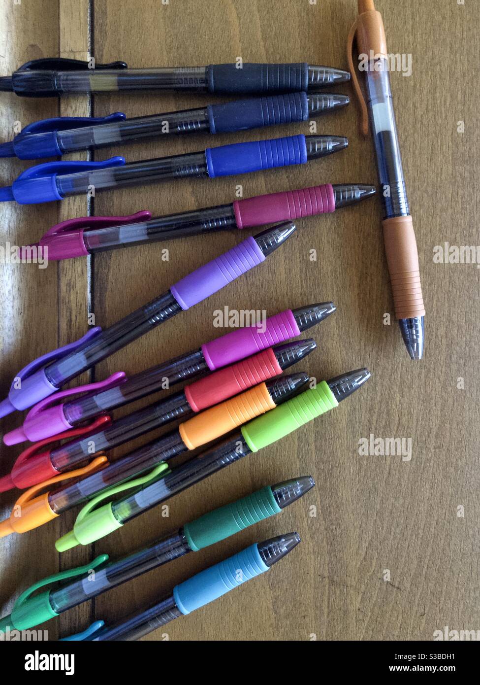 Penne colorate sul tavolo da disegno Foto stock - Alamy