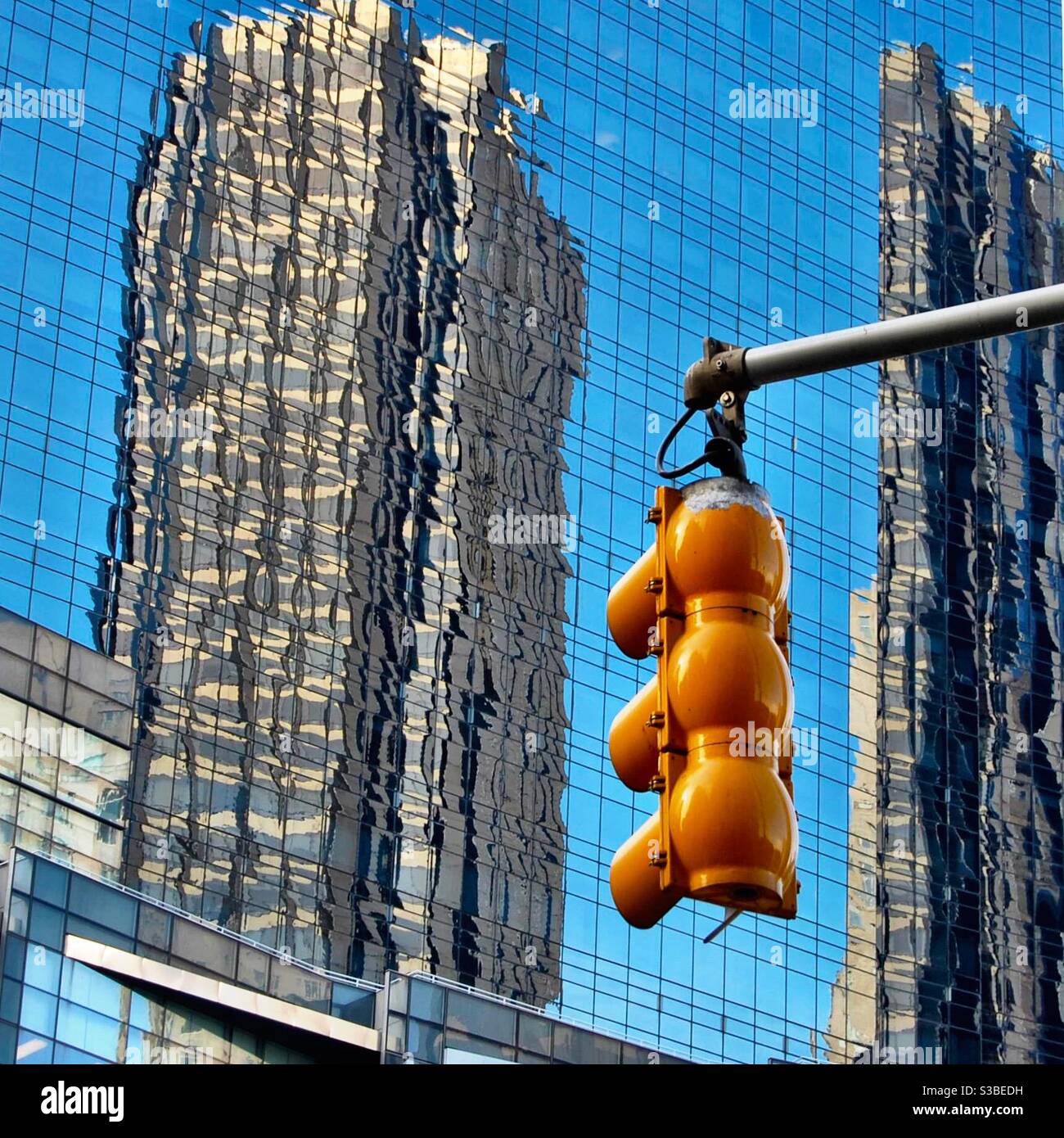 New York, Manhattan. Riflesso di alto-aumento su specchio Sky-scraper Foto Stock