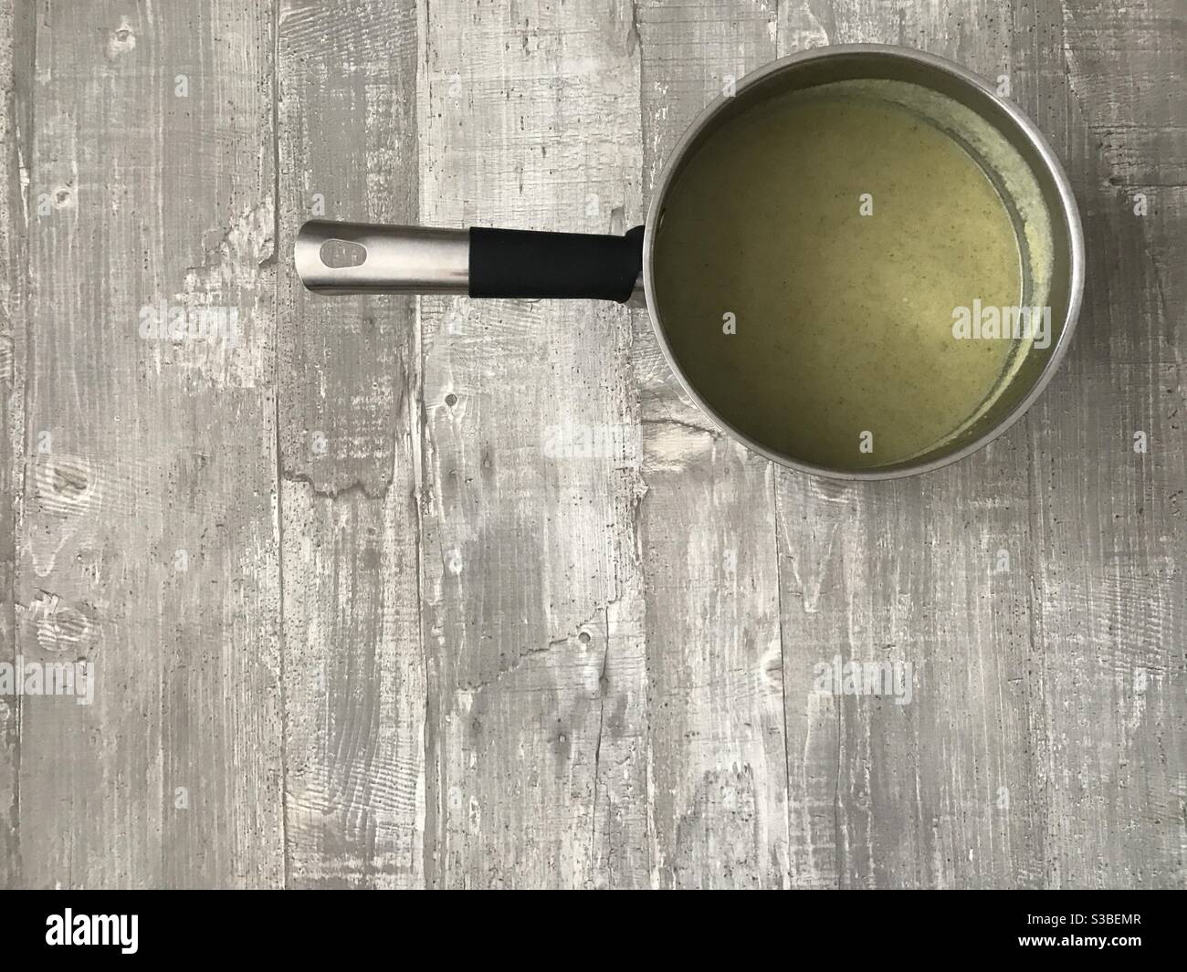 Una padella di zuppa di broccoli fatta in casa su sfondo di legno - Immagine stock catturata con smartphone