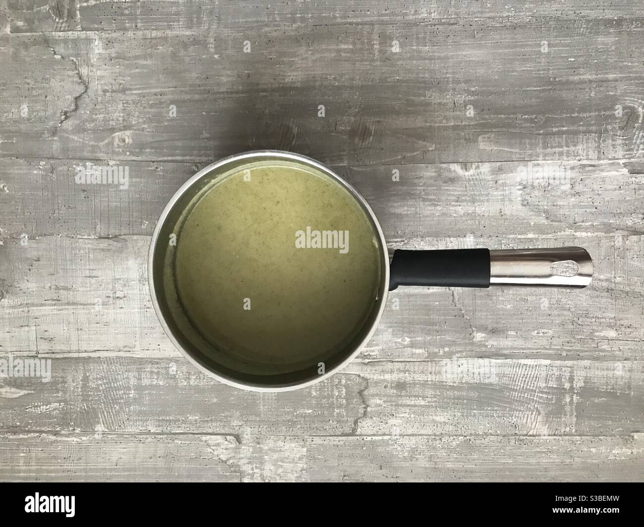 Una padella di zuppa di broccoli fatta in casa su sfondo di legno - Immagine stock catturata con smartphone