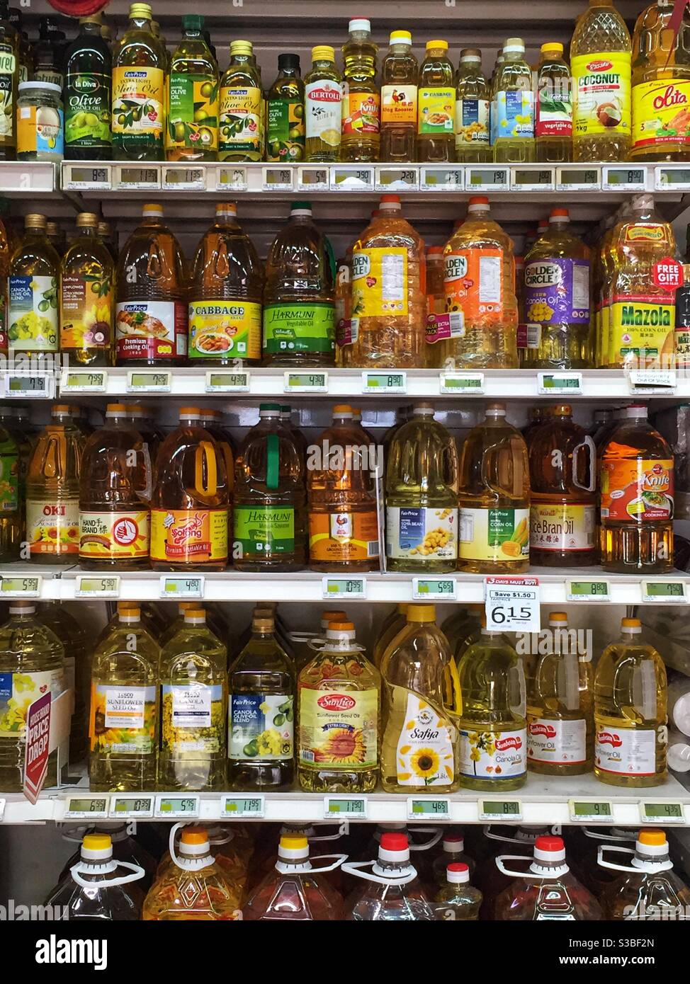 Bottiglie di olio sui ripiani - Immagine stock catturata con smartphone