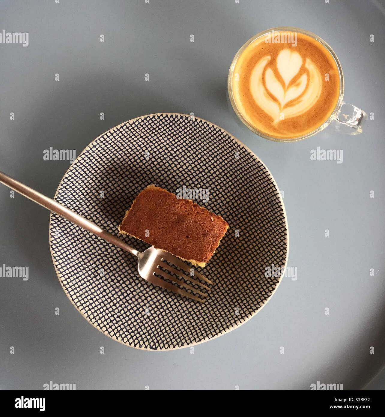 Colazione con caffè e torta - Immagine stock catturata con smartphone