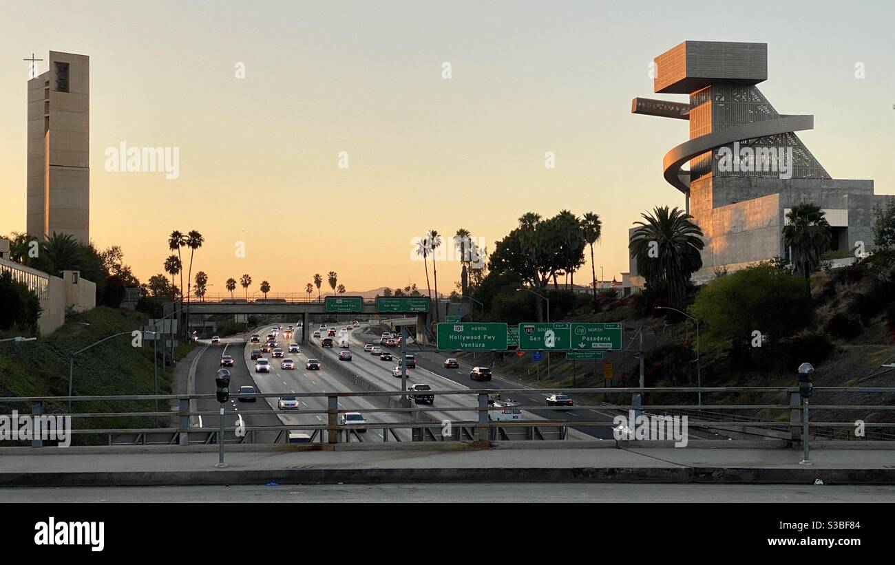 LOS ANGELES, CA, 2020 AGOSTO: Parte della Cattedrale di nostra Signora degli Angeli accanto alla superstrada CA-101, con edificio alla Ramon C Cortines School of Visual Arts and Performing Arts sulla destra, al tramonto Foto Stock