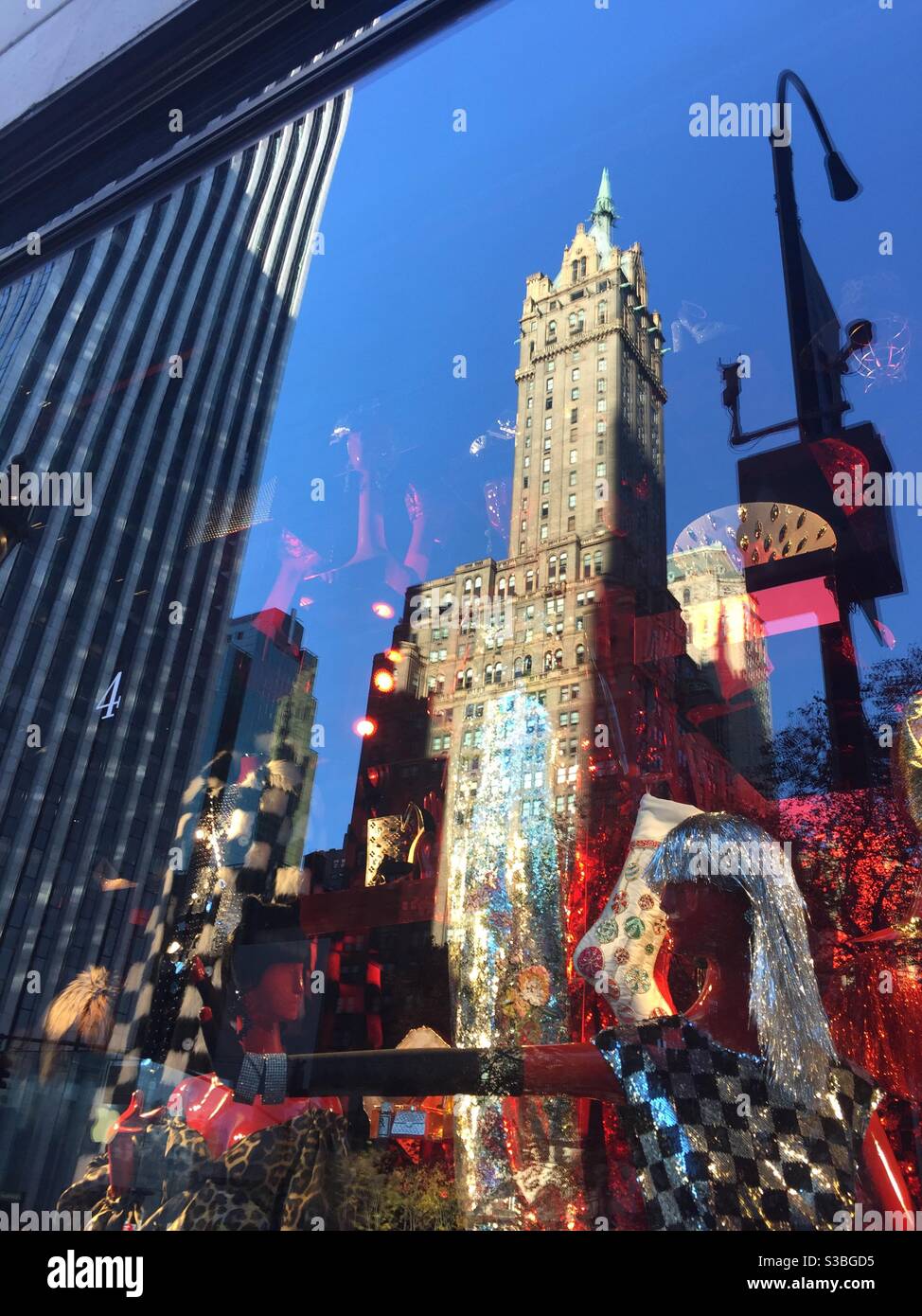 Riflessioni sull'edificio Sherry Netherlands in una finestra di vacanza Bergdorf Goodman su E. 58th St. A Midtown Manhattan, New York, USA Foto Stock