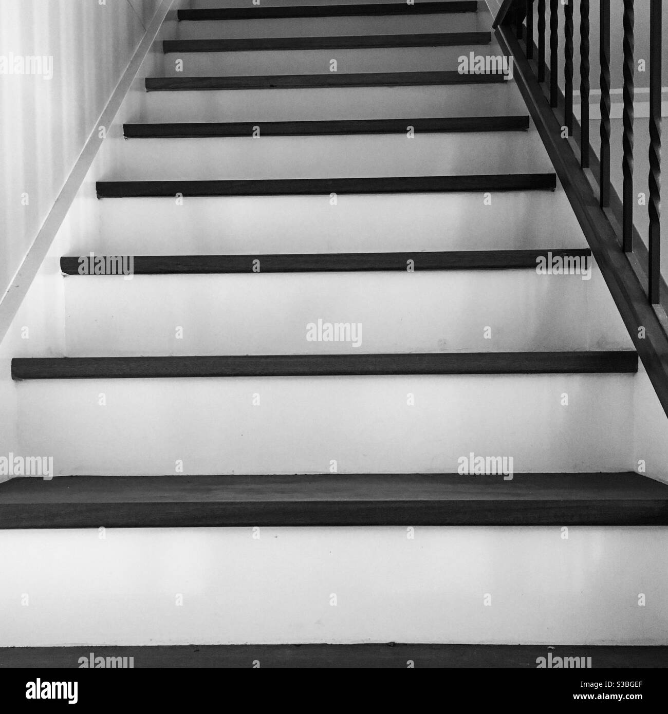 Gradini con montanti in legno all'interno di una casa Foto Stock