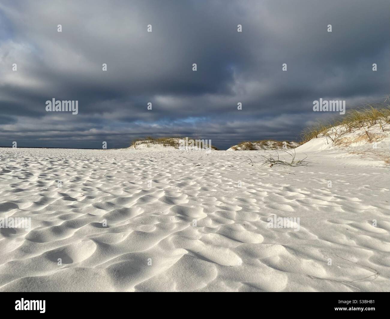 Bassa prospettiva di tessuti di sabbia bianca sulla spiaggia della Florida Foto Stock