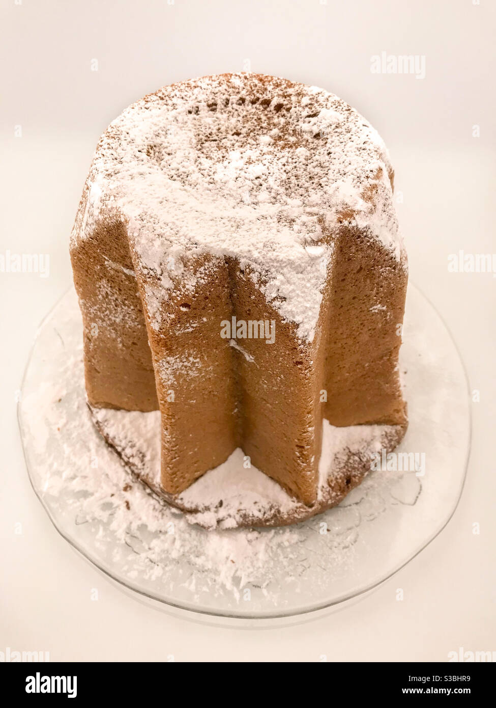 Pandoro, tradizionale dolce natalizio italiano, con zucchero a velo Foto Stock