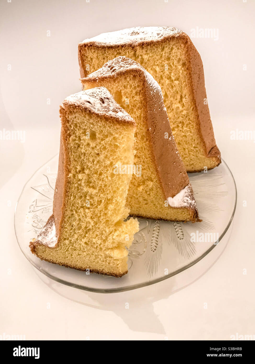 Pandoro, tipico dolce natalizio italiano, fette di zucchero a velo sul piatto - Immagine stock catturata con smartphone Pandoro, tipico dolce natalizio italiano, fette di zucchero a velo sul piatto - Immagine stock catturata con smartphone