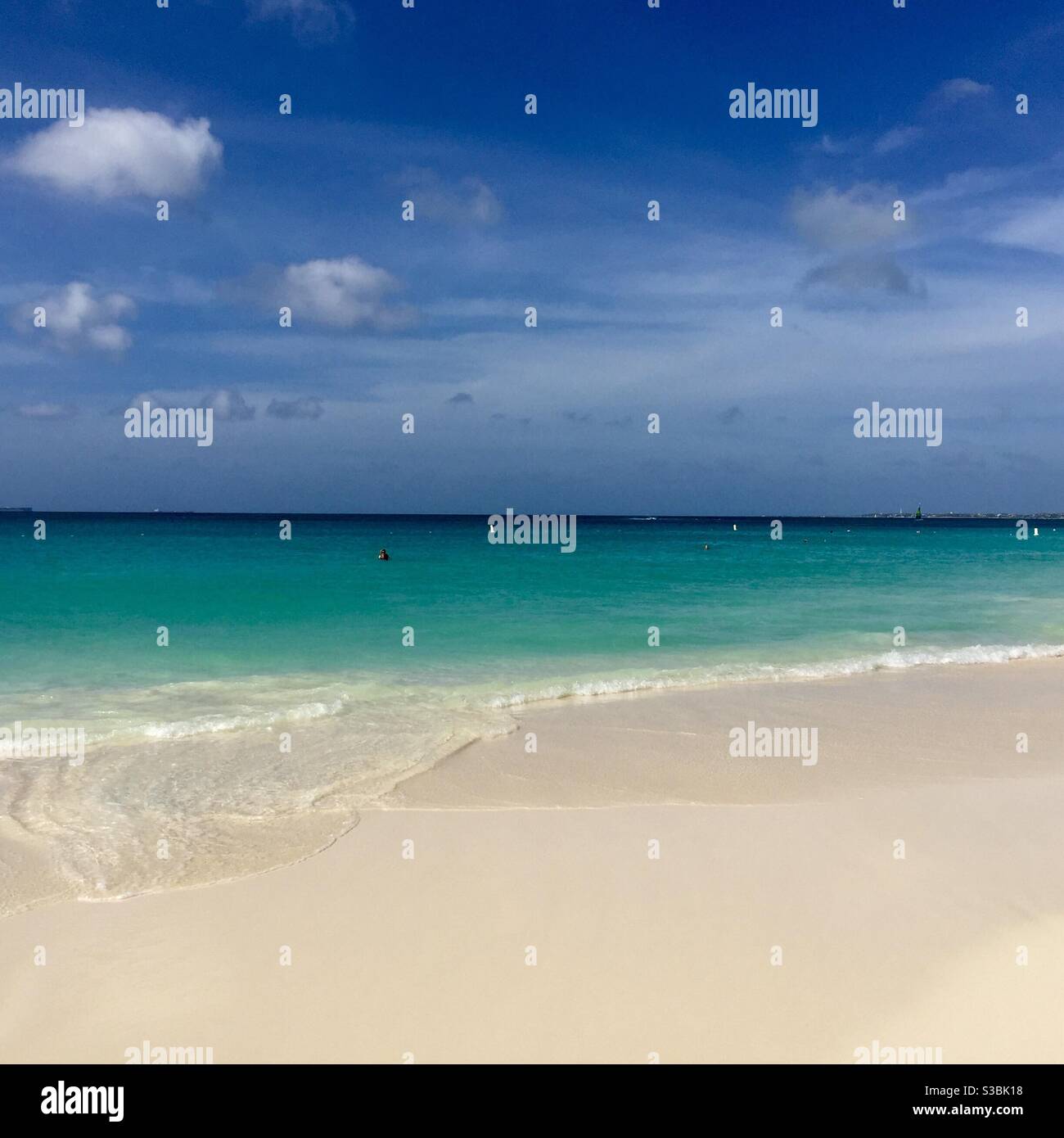 Spiaggia turchese sull'isola di Oranjestad Aruba Foto Stock