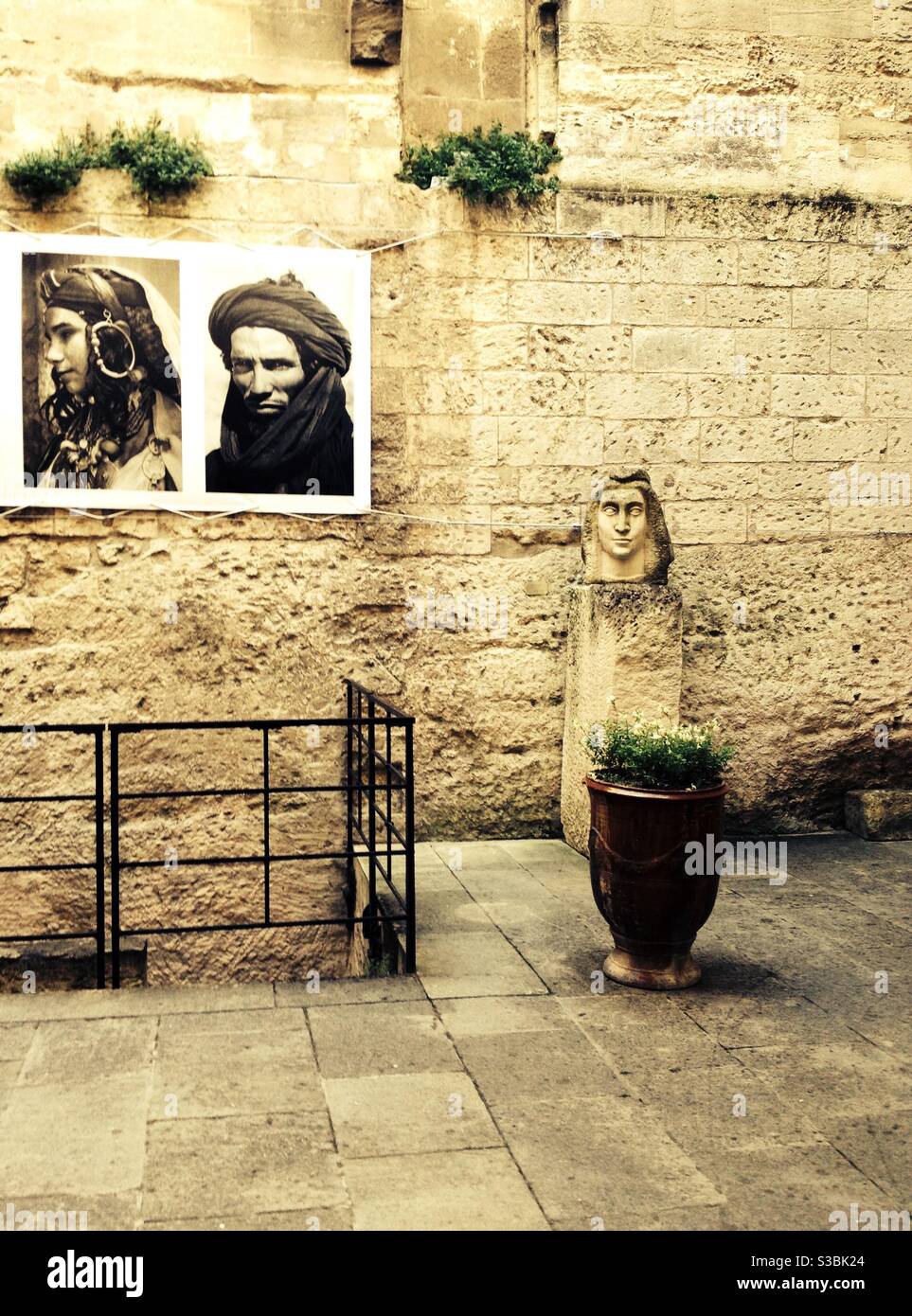Mostra fotografica di artisti marocchini a Les Baux-de-Provence, Francia. - Immagine stock catturata con smartphone