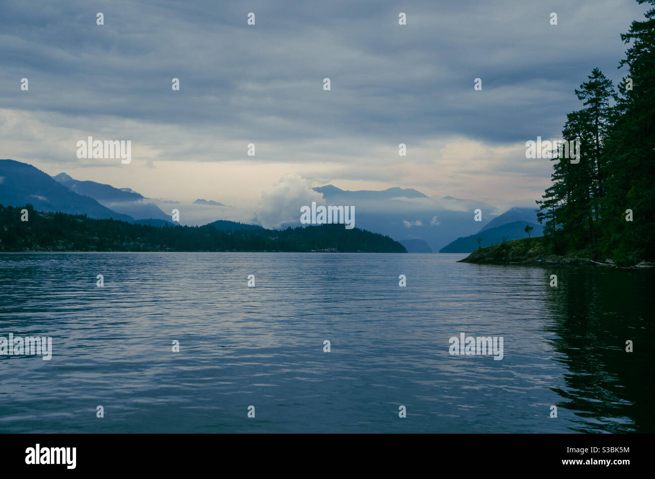 Cielo nuvoloso a Howe Sound, British Columbia, Canada Foto Stock