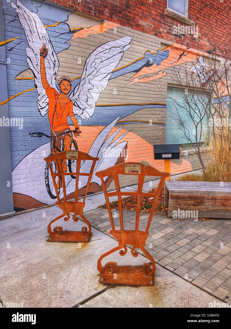 Murale angelico in un quartiere di Toronto. - Immagine stock catturata con smartphone