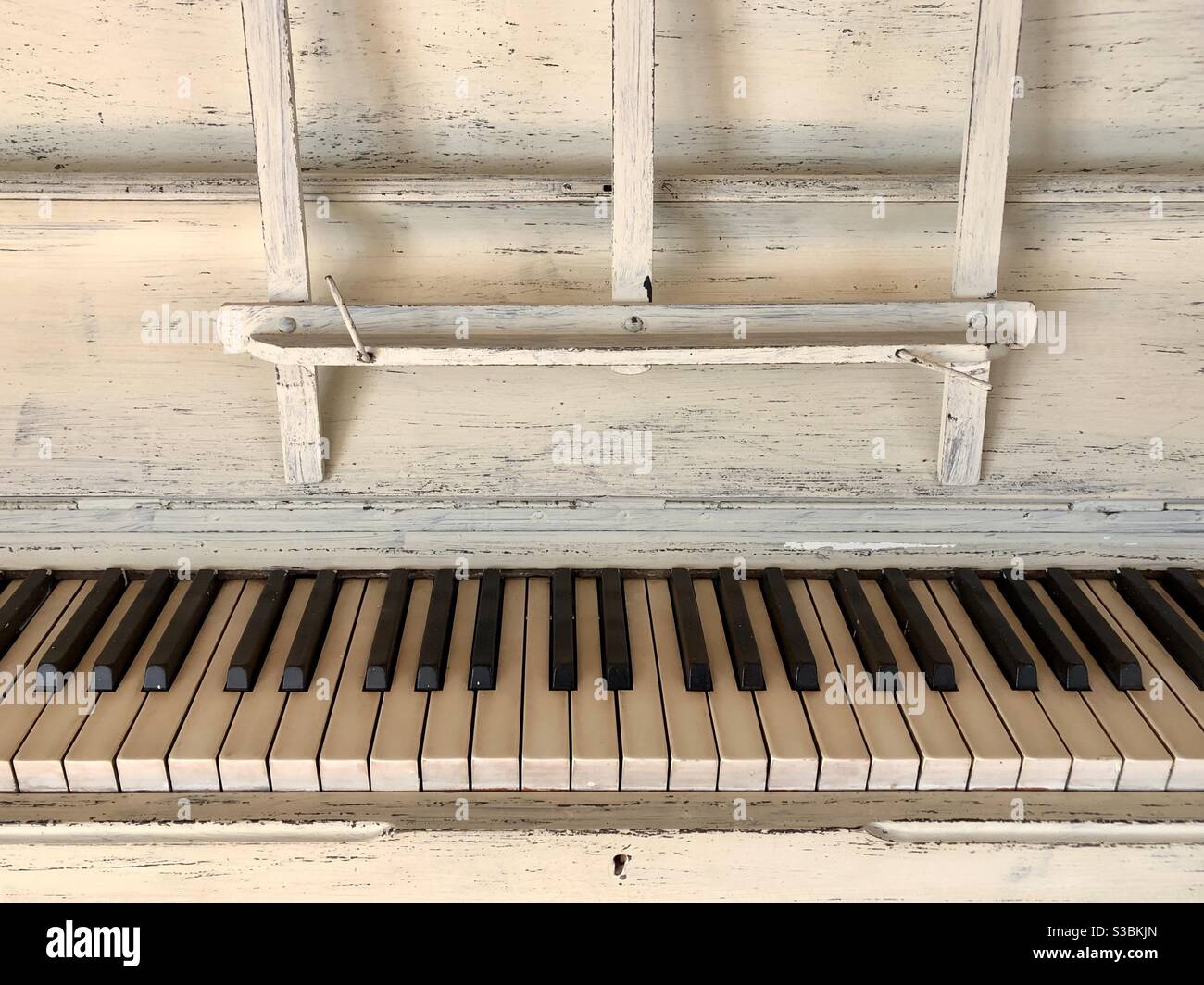 Piano antico dipinto di bianco Foto Stock