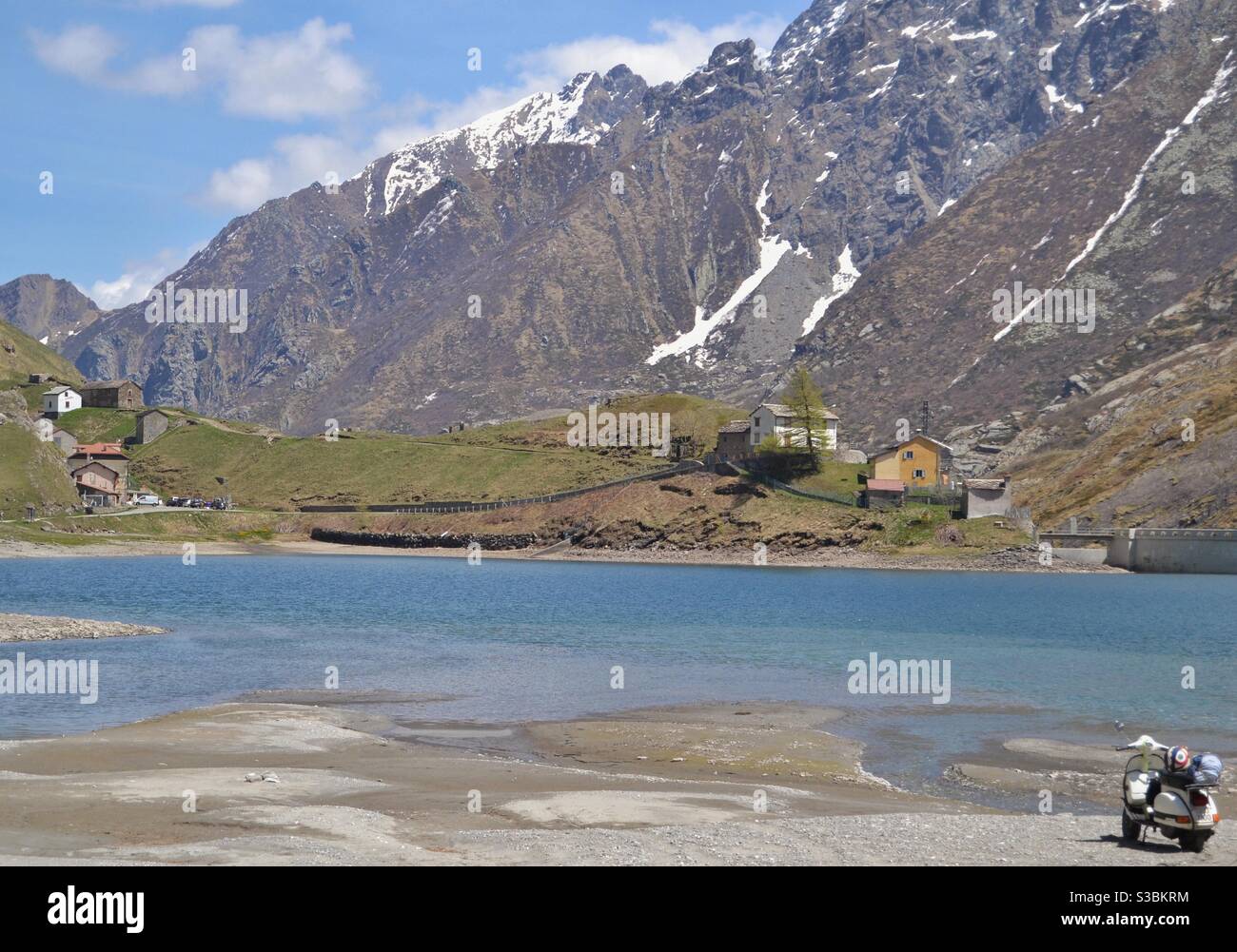 La Vespa e il lago. Lago di Malciaussia, Usseglio, Italia Foto stock - Alamy