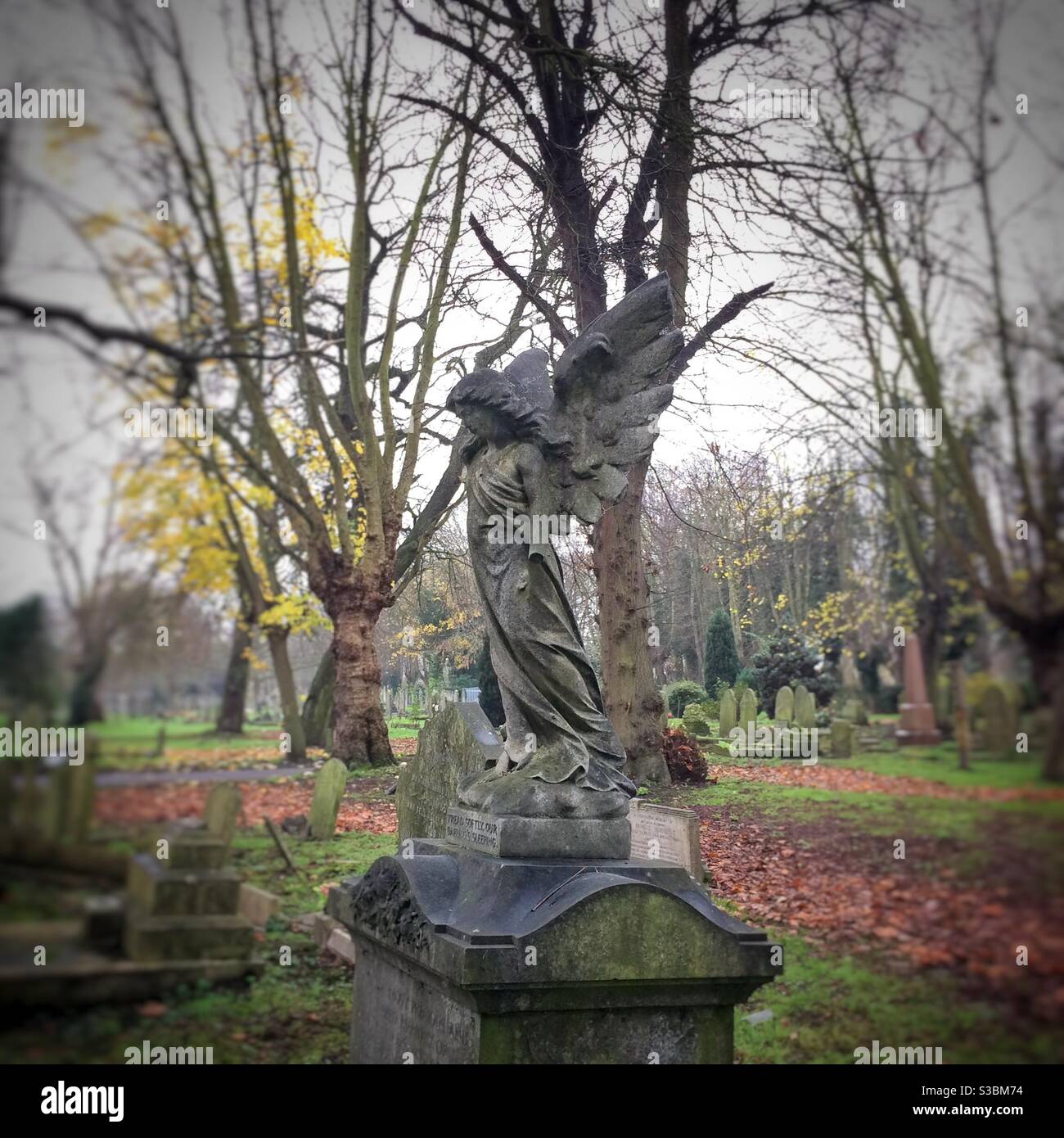 Una statua d'angelo su una tomba nel cimitero di Tottenham, Londra, Regno Unito Foto Stock