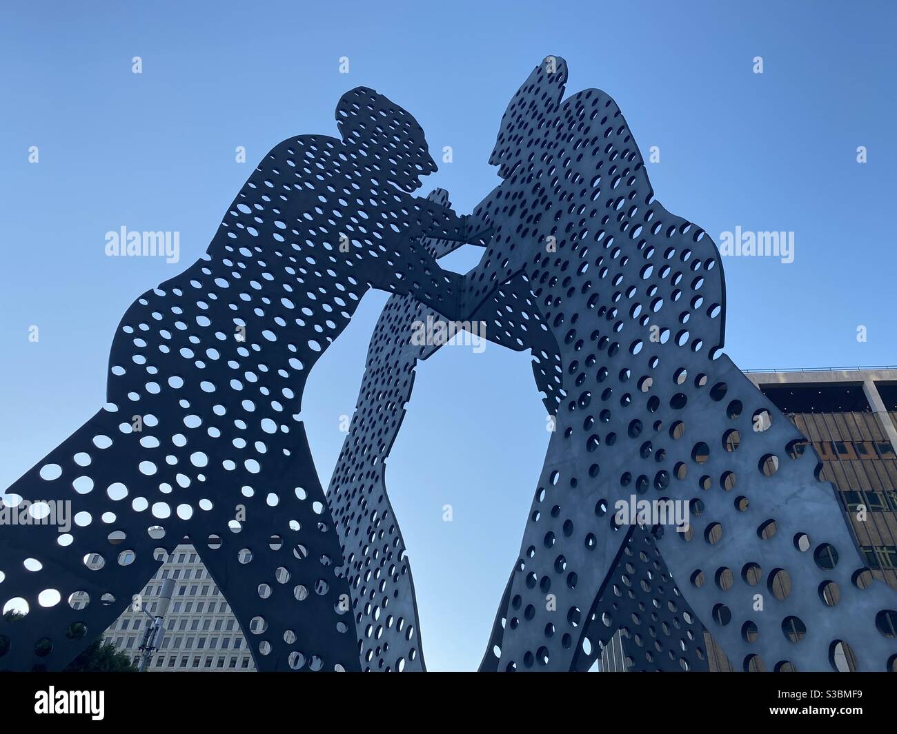 LOS ANGELES, CA, 2020 AGOSTO: Centro città, guardando verso Molecule Man, tre gigantesche forme umane in alluminio con fori che rappresentano le molecole, progettato dall'artista americano Jonathan Borofsky - Immagine stock catturata con smartphone
