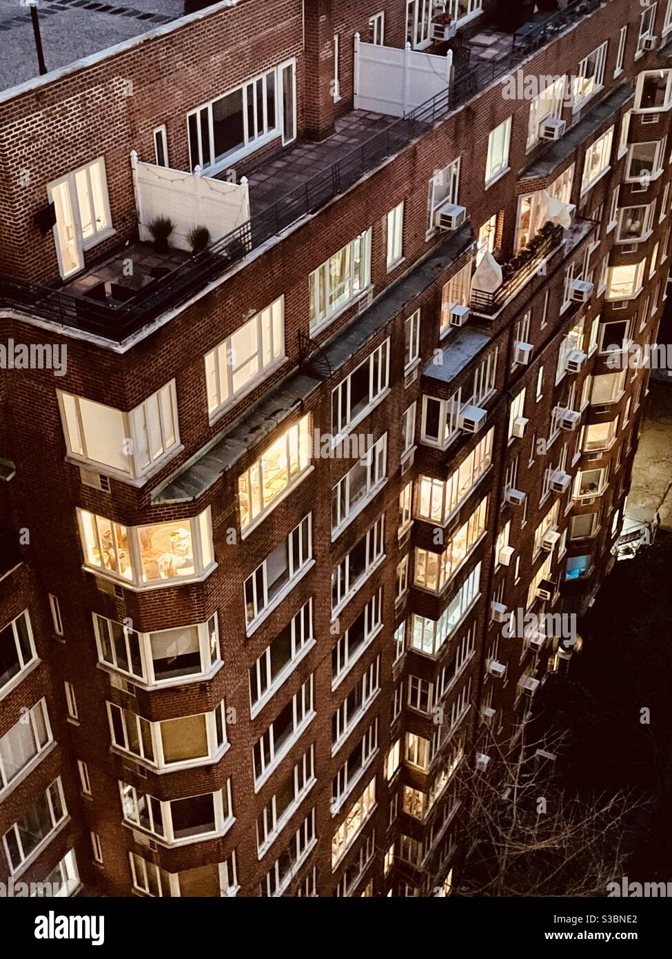 Guardando giù dall'alto alla vita di appartamento di New York. Foto Stock