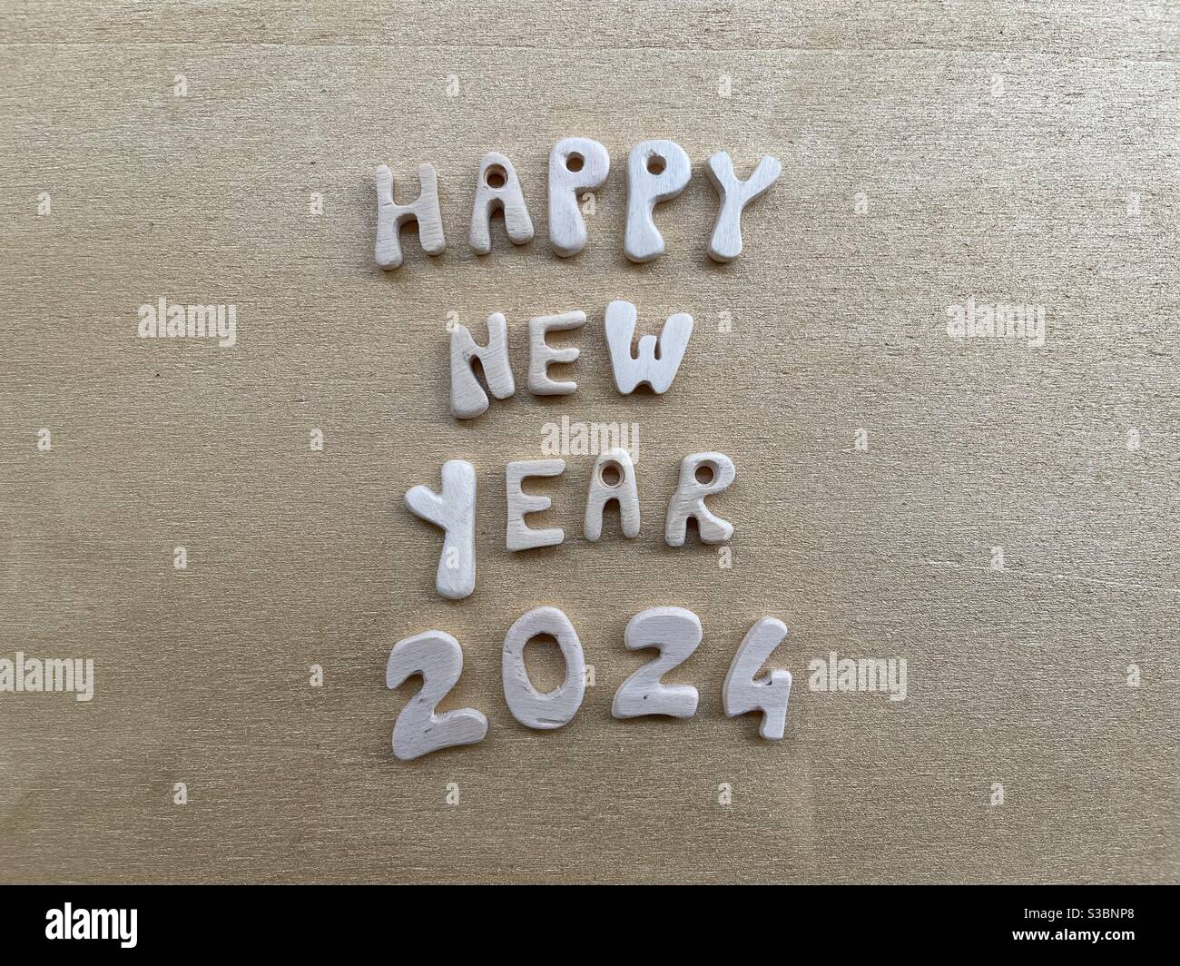 Felice anno nuovo 2024 con lettere e numeri in legno Foto Stock