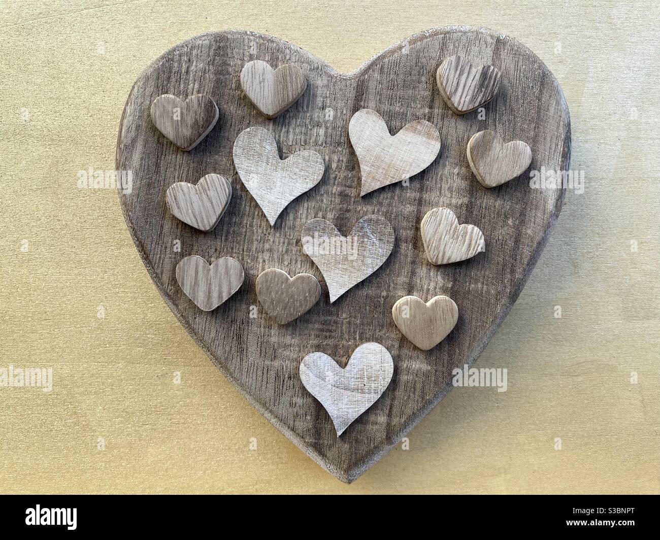 Messaggio d'amore con un grande cuore di legno e molto poco cuori di legno - Immagine stock catturata con smartphone