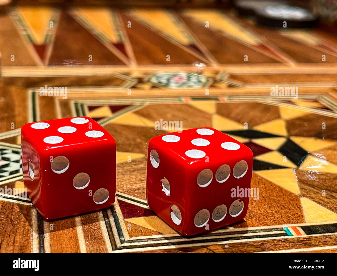 Primo piano di dadi su una tavola di gioco posteriore Foto Stock