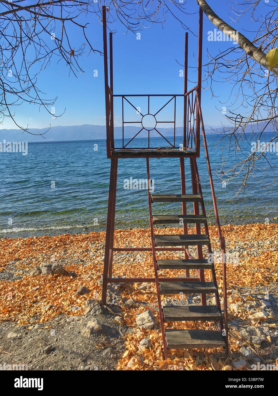 Vista dalla torre di bagnino d'epoca abbandonata al lago Ohrid, Macedonia del Nord Foto Stock