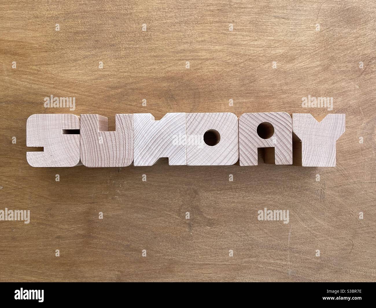 Testo domenicale composto da lettere in legno su tavola di legno Foto Stock