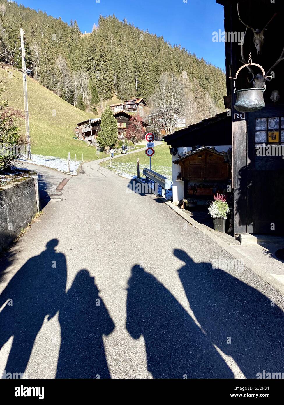 Quattro ombre di amici che camminano nelle alpi In Svizzera Adelboden nel novembre 2020 Foto Stock