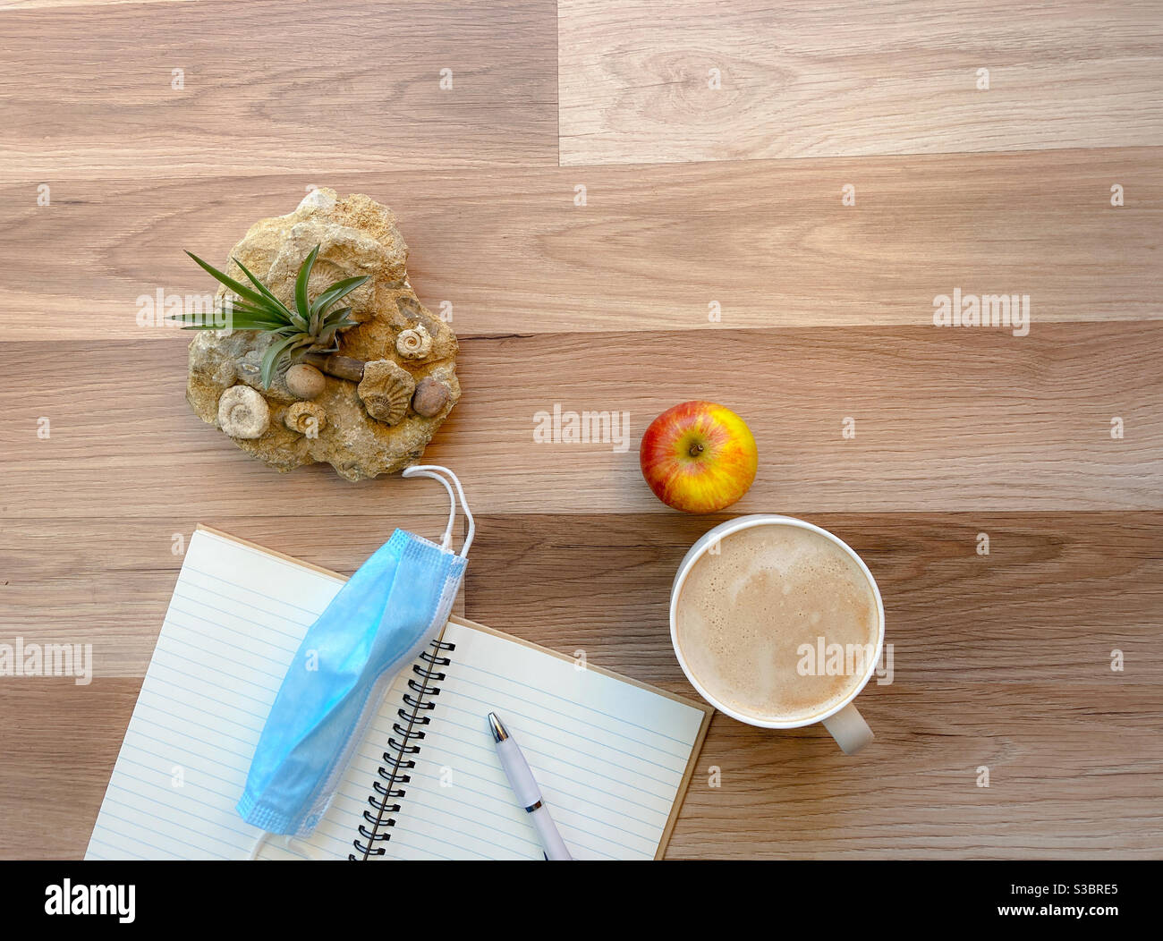 Vista ad alto angolo della moderna area di lavoro desktop con spazio per testo - Immagine stock catturata con smartphone