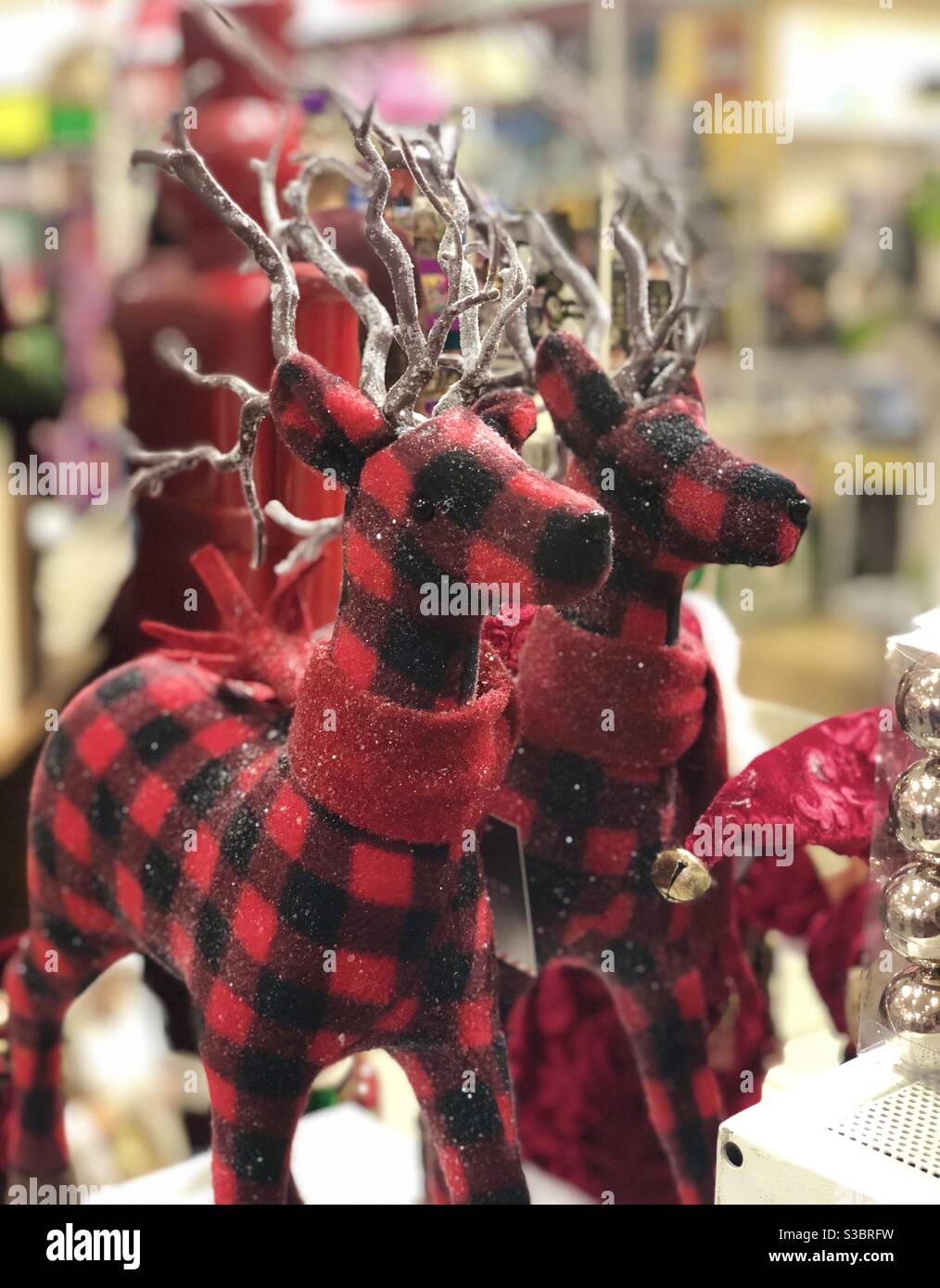Decorazioni natalizie in coppia-store durante il Natale 2019 Foto Stock