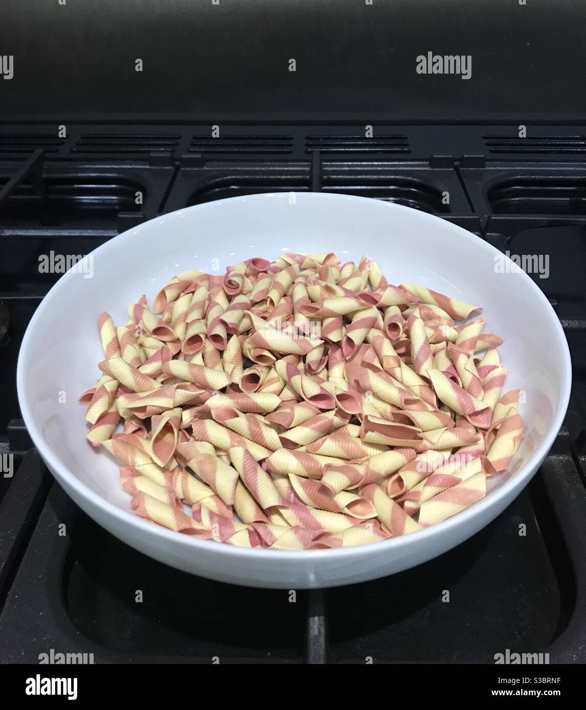 Primo piano della pasta di garganelli con barbabietola rossa Foto Stock