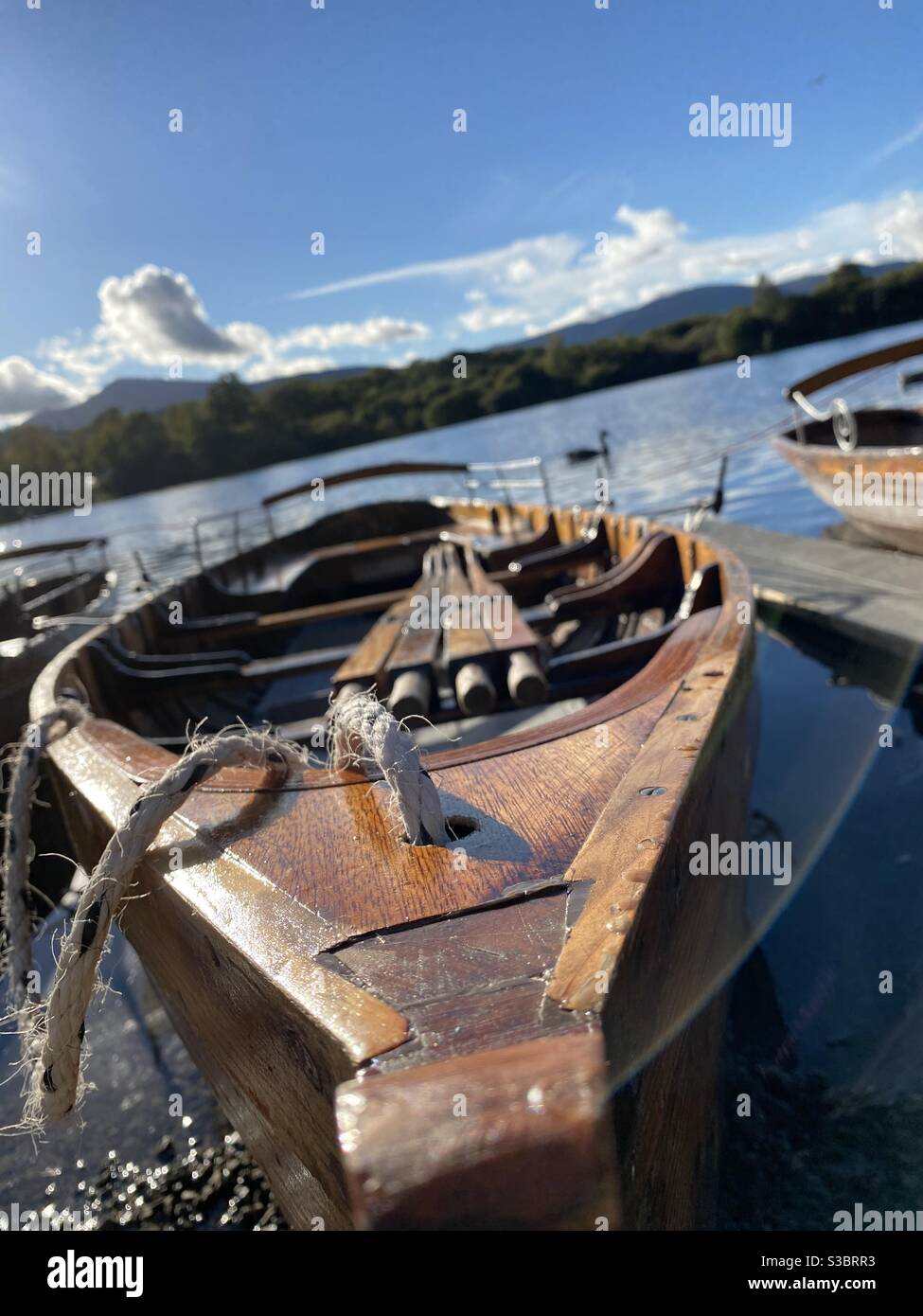 Imbarcazione dettagliata con un paesaggio maestoso Foto Stock