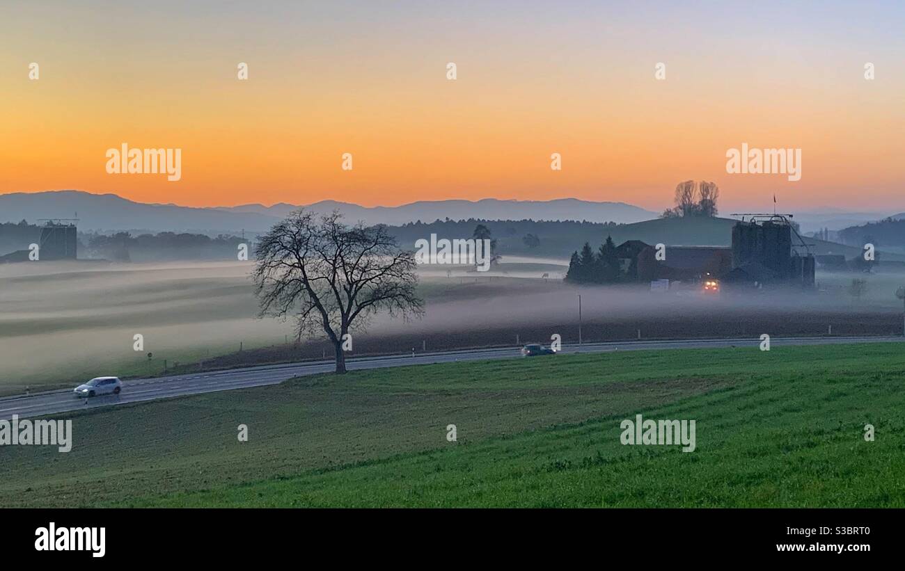 Tramonto cielo con nebbia paesaggio Foto Stock