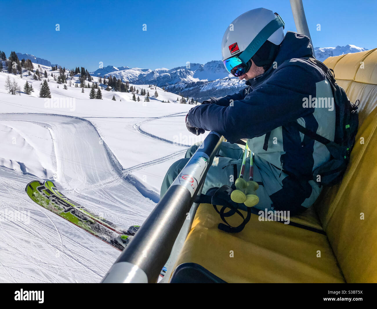 Sciatore sugli impianti di risalita, alta Badia, Dolomiti, Italia - Immagine stock catturata con smartphone