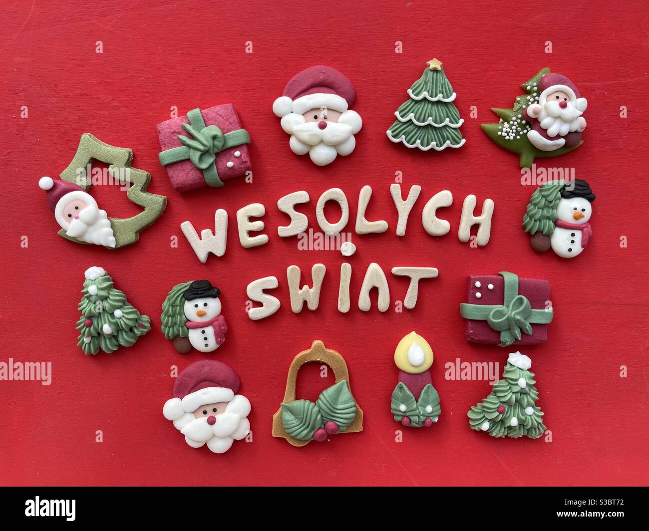 Wesolich Swiat, buon Natale in linguaggio polacco con marzapane simboli di  Natale Foto stock - Alamy