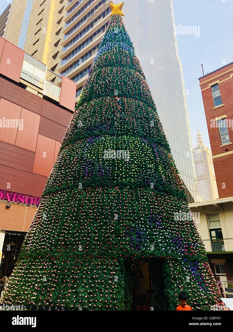 Un enorme albero di Natale nel centro commerciale QV, Natale 2019 Foto Stock