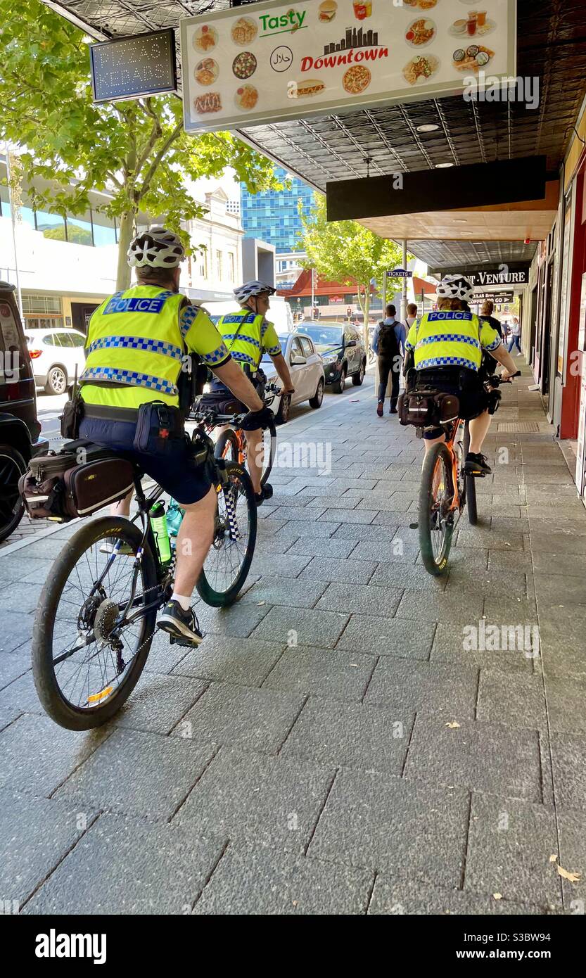 Squadra di bici della polizia dell'Australia occidentale sulla pattuglia a Northbridge Perth Australia occidentale Foto Stock
