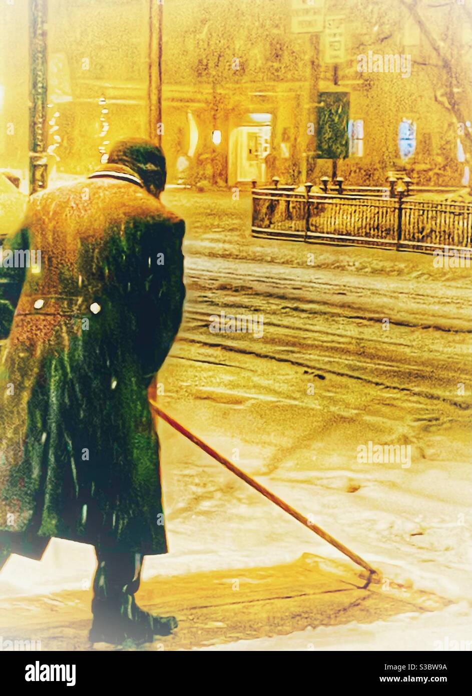 Vignetta di uomo che pulendo la neve da un marciapiede a New York City di notte durante una tempesta di neve. - Immagine stock catturata con smartphone