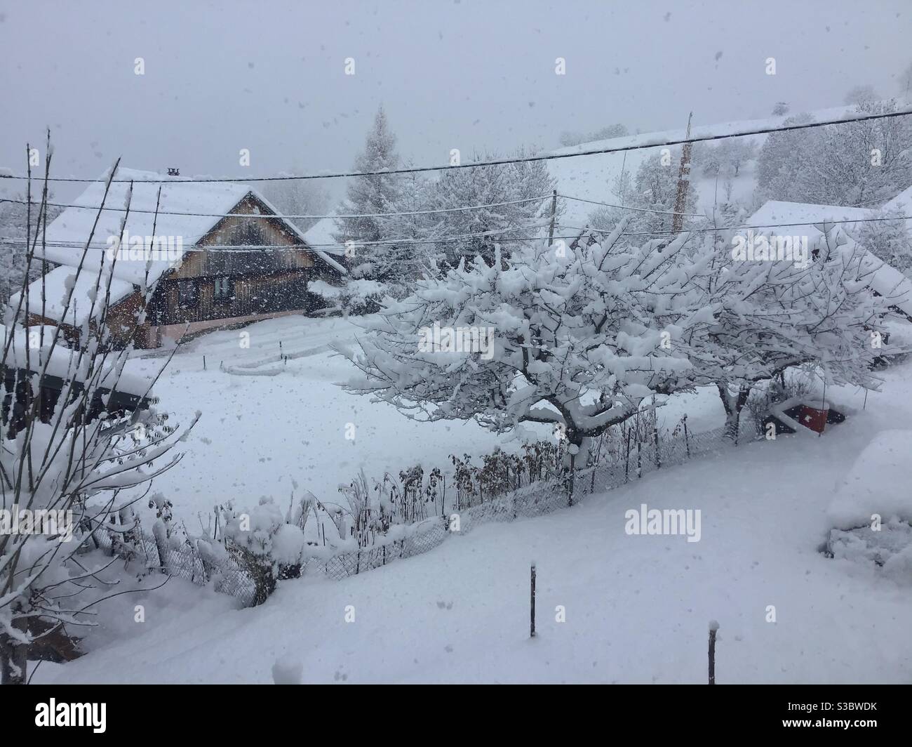 Nevoso météo in un villaggio francese in Savoia Francia Foto Stock