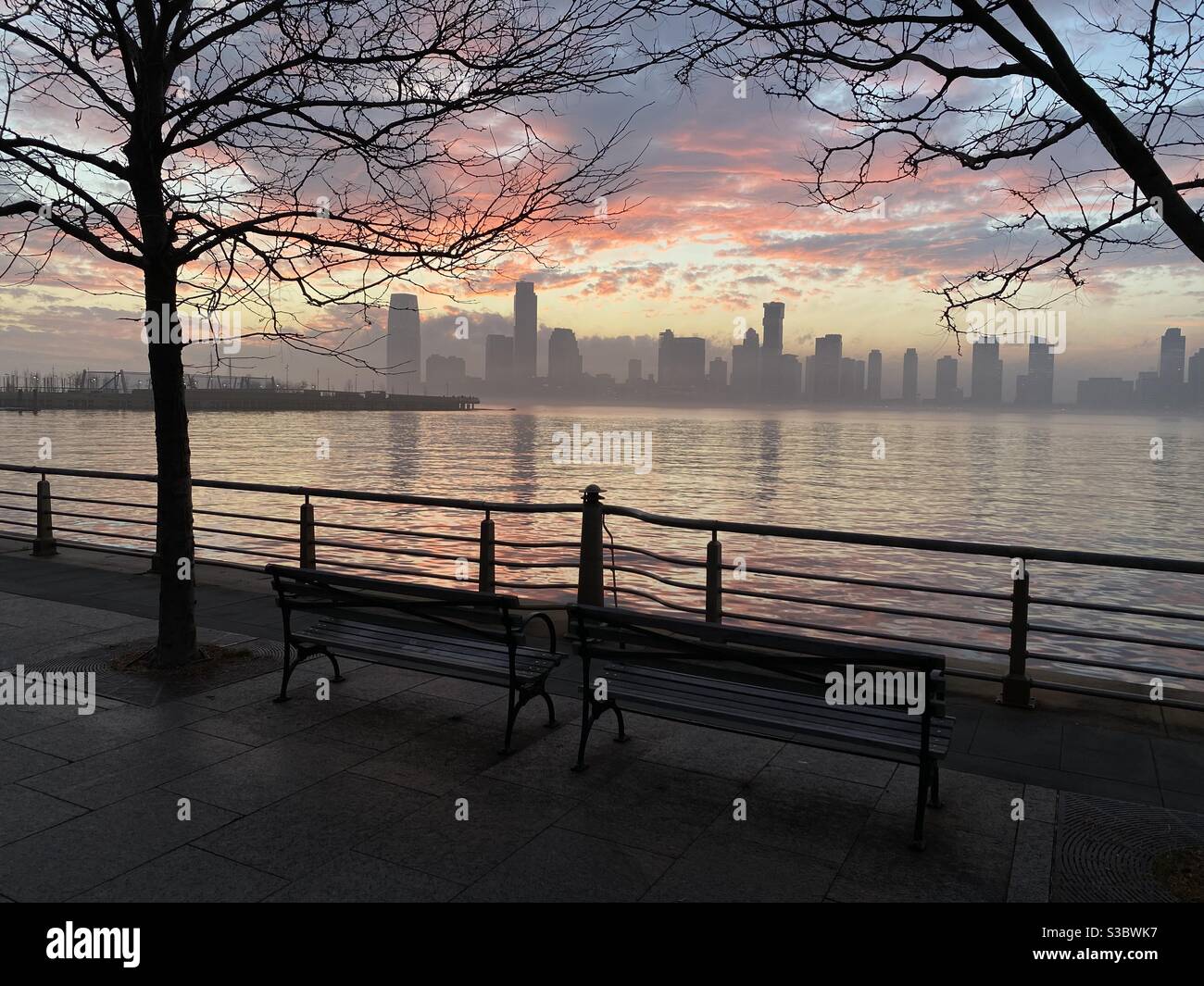 Tramonto al parco sul fiume Hudson Foto Stock