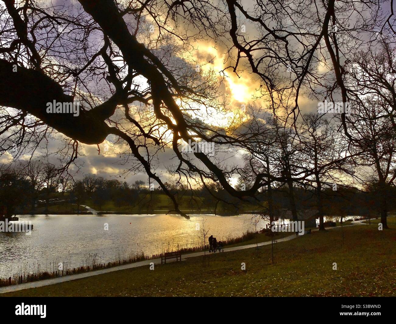 Vista del lago al tramonto Foto Stock