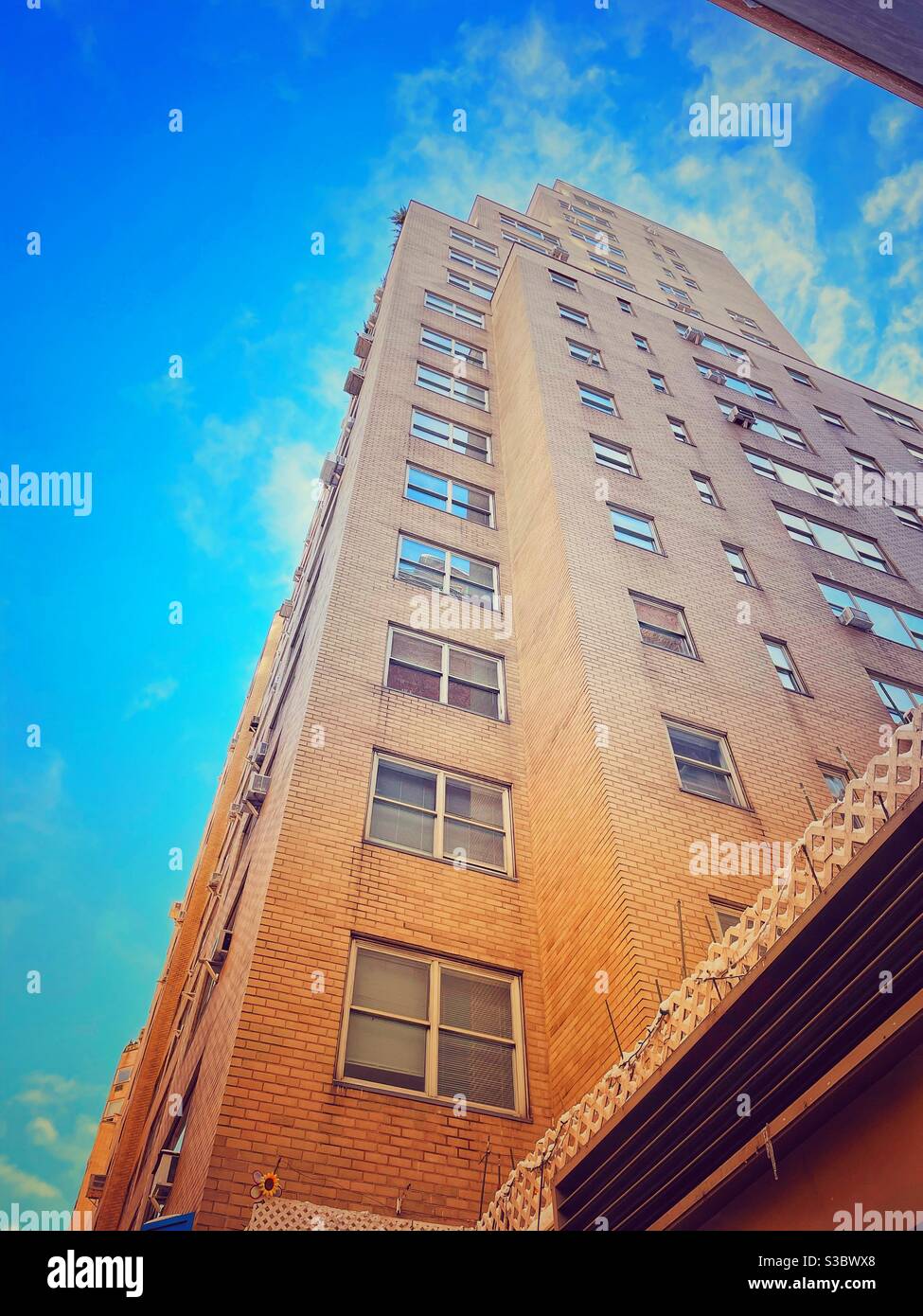 Edificio di appartamenti di New York City su Park Avenue che raggiunge per le nuvole. - Immagine stock catturata con smartphone