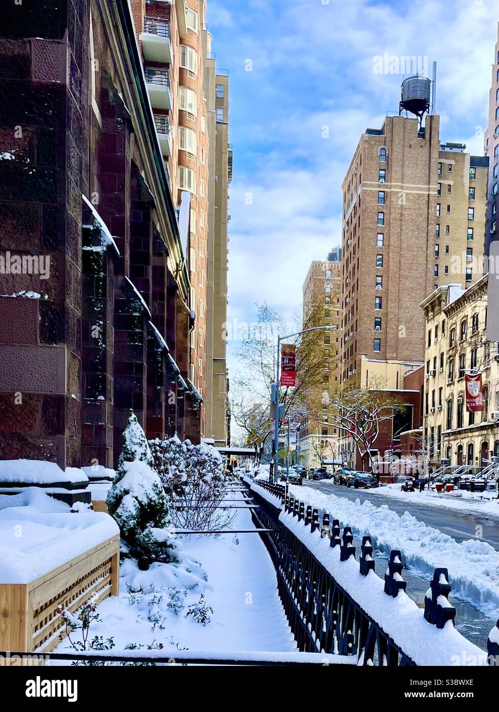 Scena di strada innevata in un giorno d’inverno. Empty Madison Avenue vicino alla 35th Street. - Immagine stock catturata con smartphone