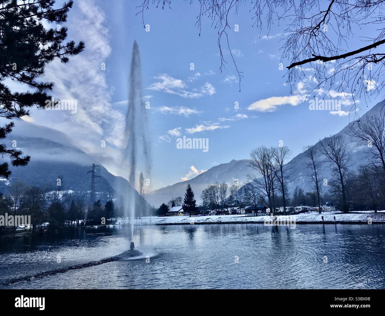 Le Jet d’eau du Lac Bleu de la base de loisirs de Saint-Rémy-de-Maurienne un soir d'hiver en Savoie Foto Stock