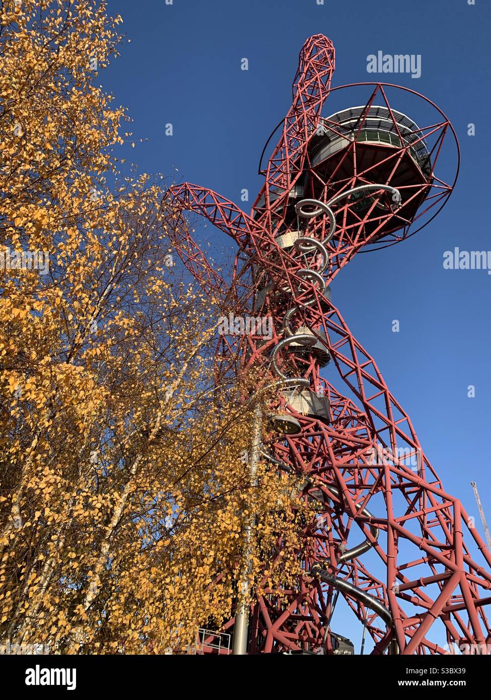 Orbita di Arcelor mittal con foglie gialle di betulla - Immagine stock catturata con smartphone