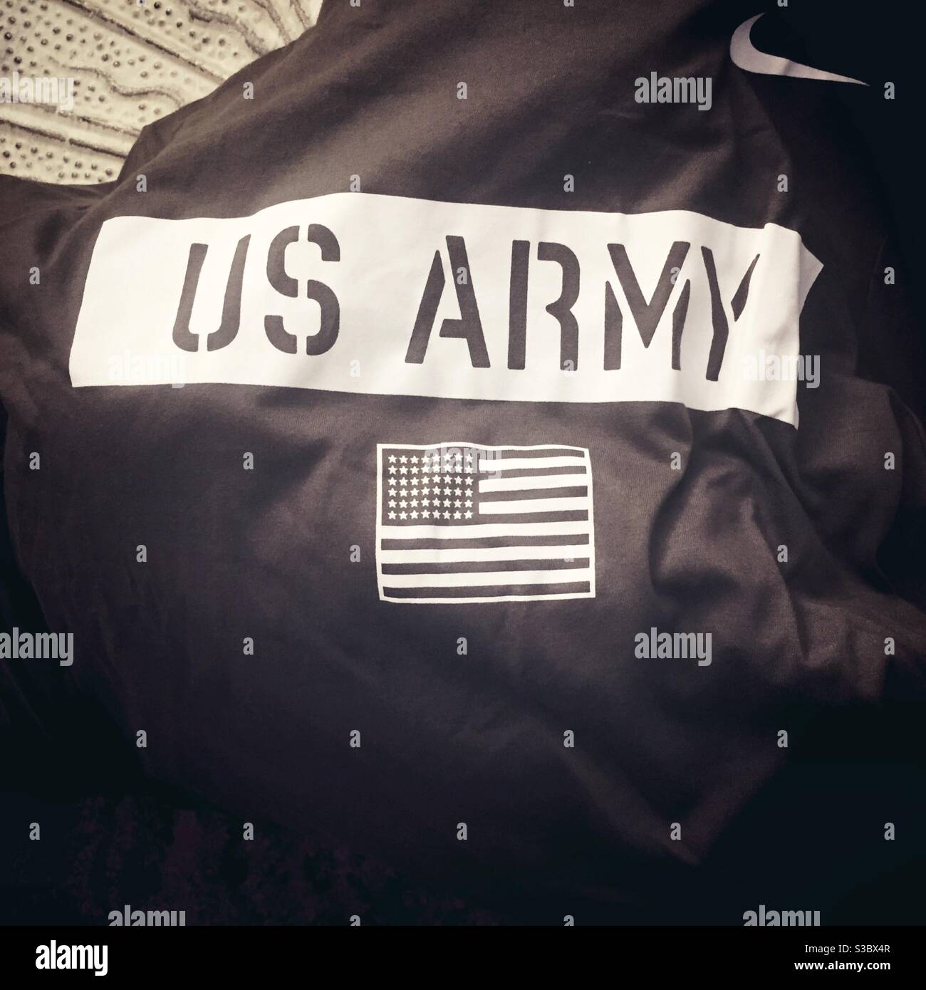 Nike running top con US Army stenciled con una bandiera americana, USA - Immagine stock catturata con smartphone