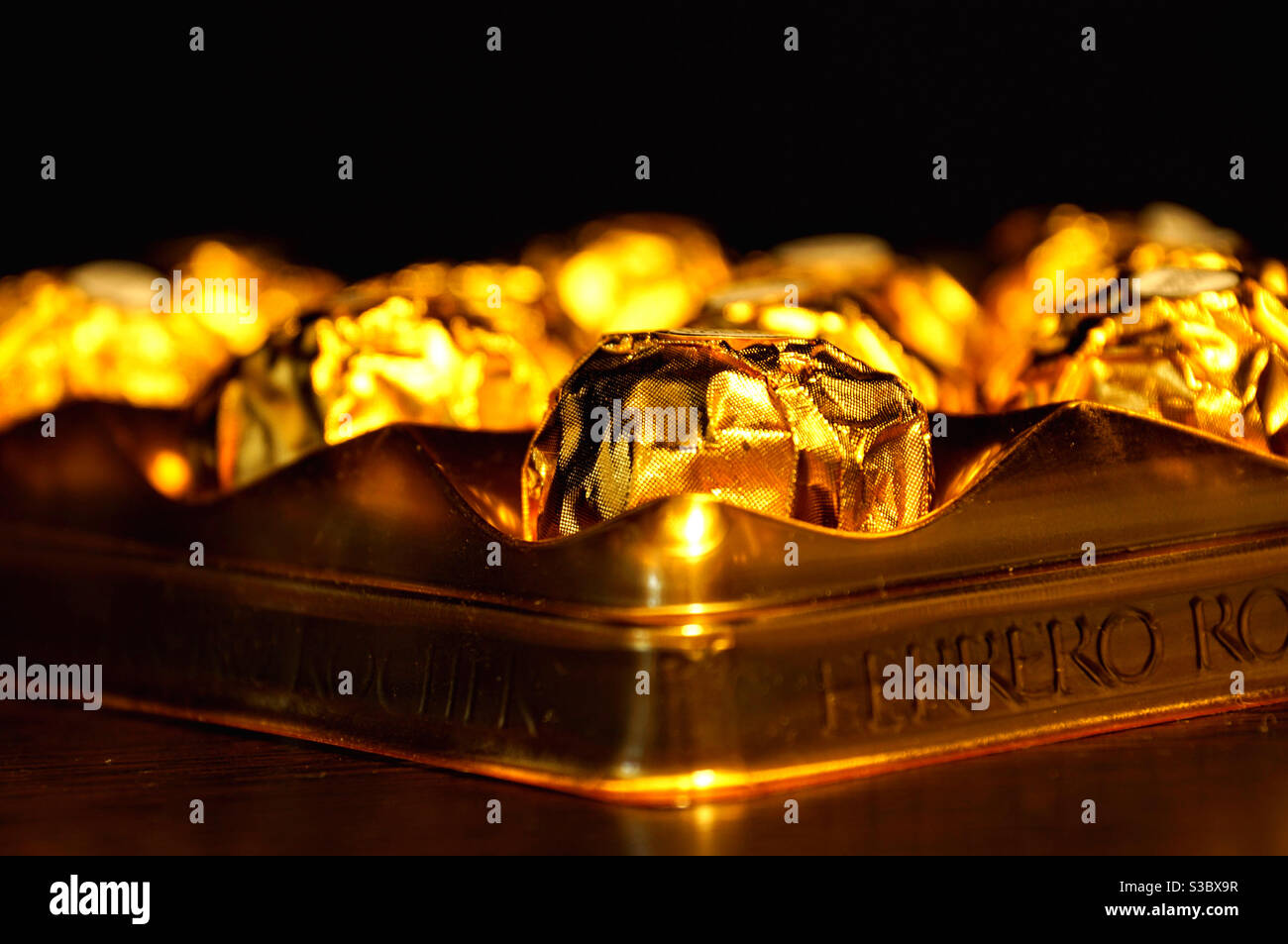 Scatola di cioccolatini in involucri d'oro Foto Stock